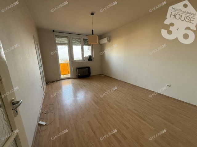 Eladó téglalakás, Szekszárdon 37.5 M Ft, 3 szobás