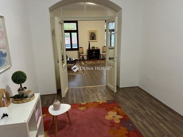 Eladó téglalakás, Pécsett 88.8 M Ft, 3 szobás