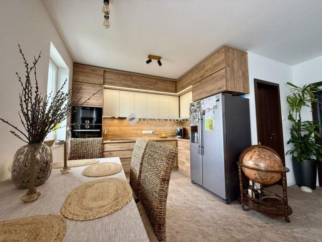 Eladó családi ház, Veszprémben 114.99 M Ft, 4 szobás