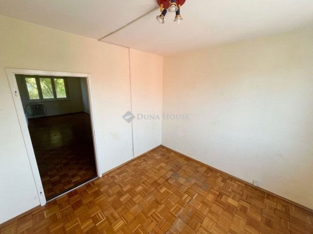 Eladó panellakás, Székesfehérvárott 59.9 M Ft, 3 szobás