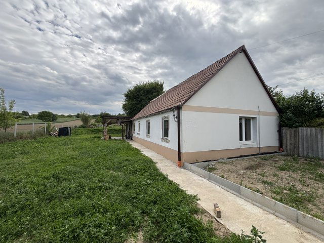 Eladó családi ház, Pázmándfalun 37.9 M Ft, 2 szobás