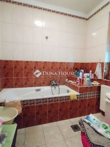 Eladó családi ház, Péterin 100 M Ft, 7 szobás