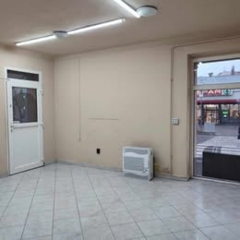 Kiadó üzlethelyiség, Szolnokon 180 E Ft / hó, 1 szobás