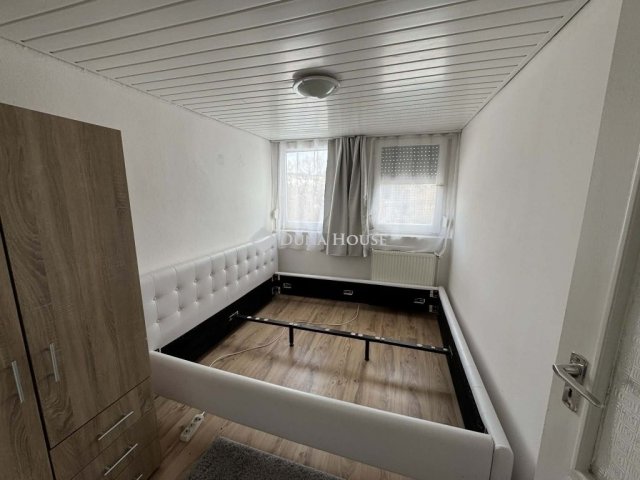 Eladó családi ház, Pécsett 62.5 M Ft, 8 szobás