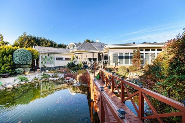 Eladó családi ház, Szigetszentmiklóson 350 M Ft, 4 szobás