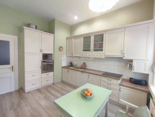 Eladó családi ház, Kecskeméten 220 M Ft, 5 szobás