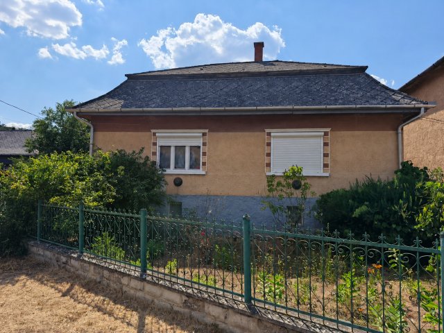 Eladó családi ház, Istenmezején, Fő úton 19.9 M Ft, 2 szobás