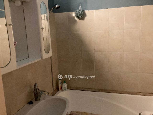 Eladó panellakás, Ajkán 40.55 M Ft, 2 szobás