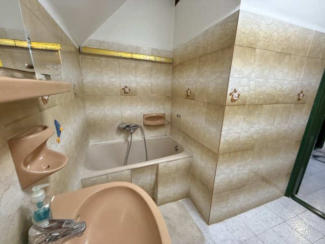 Eladó családi ház, Pécsett 139 M Ft, 6+4 szobás