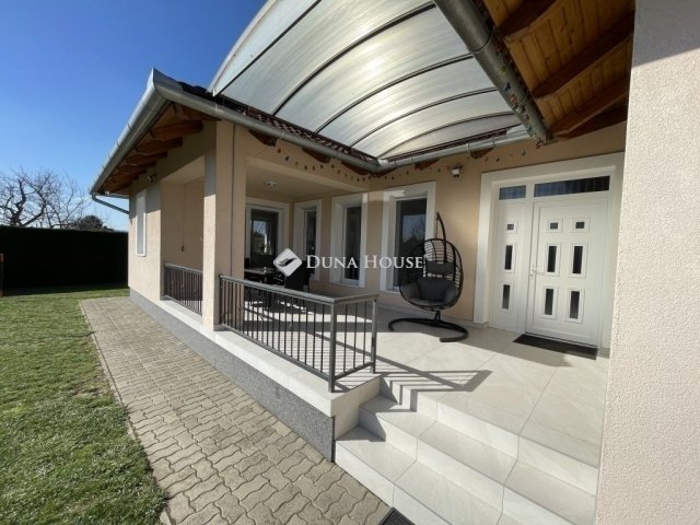 Eladó családi ház, Pécsett 174.9 M Ft, 4 szobás