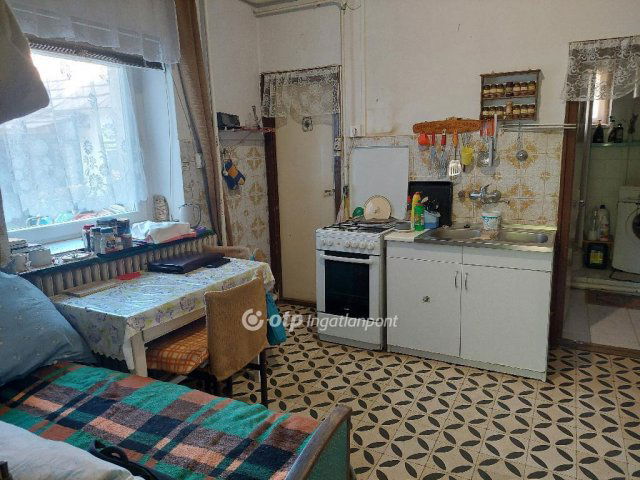 Eladó téglalakás, Zircen 35 M Ft, 2 szobás