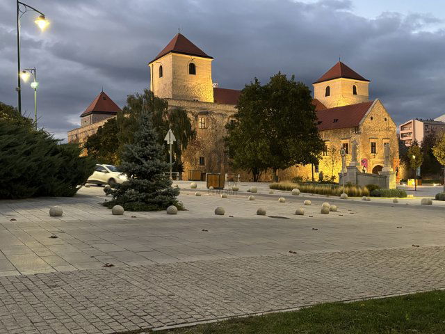 Eladó téglalakás, Várpalotán, Szabadság téren 30.7 M Ft