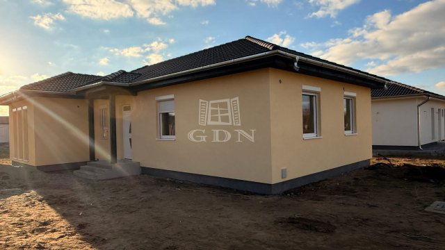 Eladó ikerház, Helvécián 60.4 M Ft, 3 szobás