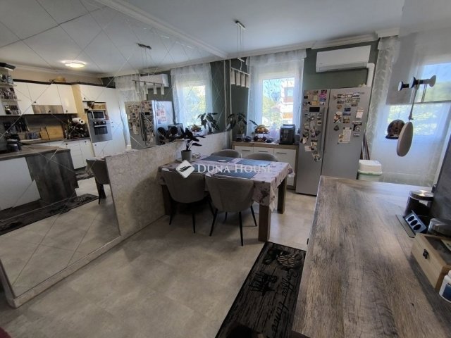 Eladó panellakás, Pécsett 62.9 M Ft, 3 szobás