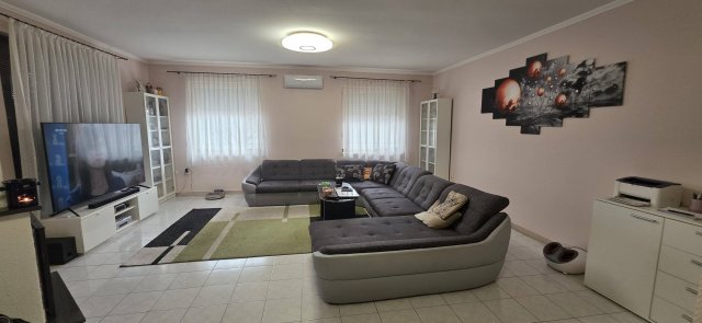 Eladó családi ház, Nagyvenyimen 93 M Ft, 4 szobás