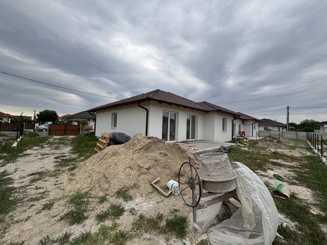 Eladó ikerház, Taksonyon 93.1 M Ft, 4 szobás