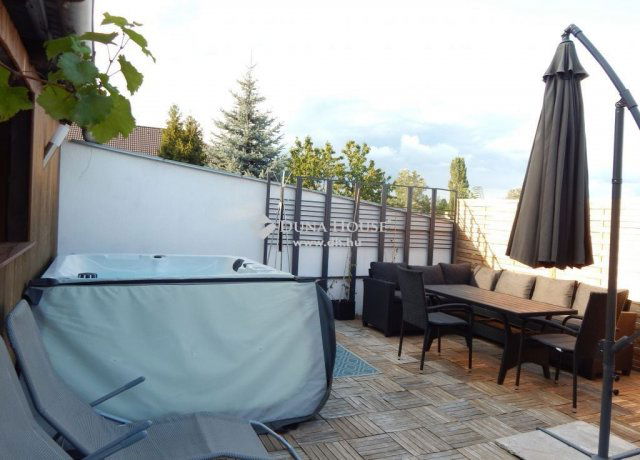 Eladó családi ház, Balatonlelleén 139 M Ft, 9 szobás