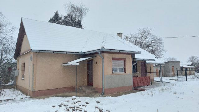 Eladó családi ház, Besnyőn 39.9 M Ft, 1+1 szobás