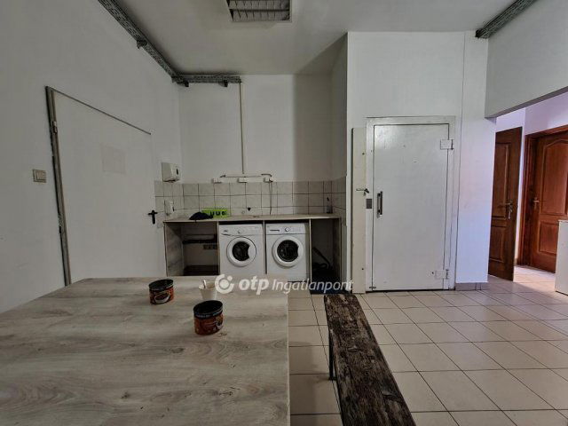 Eladó családi ház, Pápán 249 M Ft, 9+11 szobás