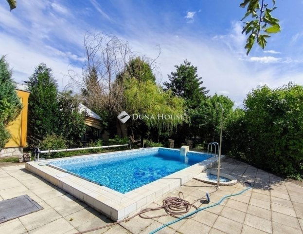 Eladó családi ház, Pécsett 120 M Ft, 6 szobás