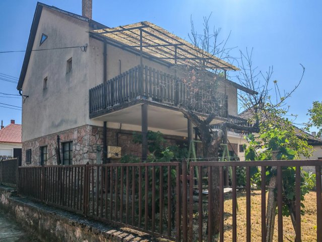 Eladó családi ház, Tatán 79 M Ft, 4 szobás