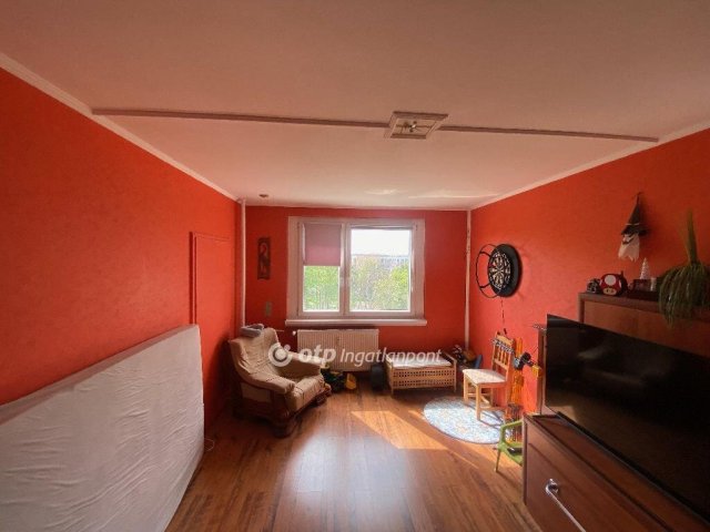 Eladó panellakás, Ajkán 31.5 M Ft, 1+1 szobás