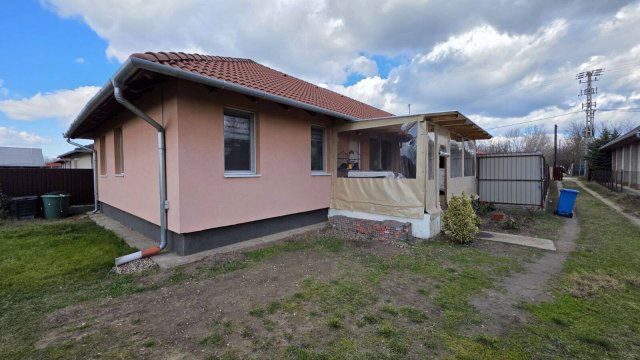 Eladó sorház, Délegyházán 73.9 M Ft, 2+2 szobás