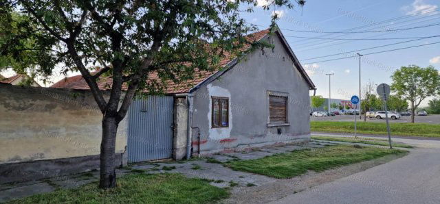 Eladó családi ház, Cegléden 30.5 M Ft, 3 szobás