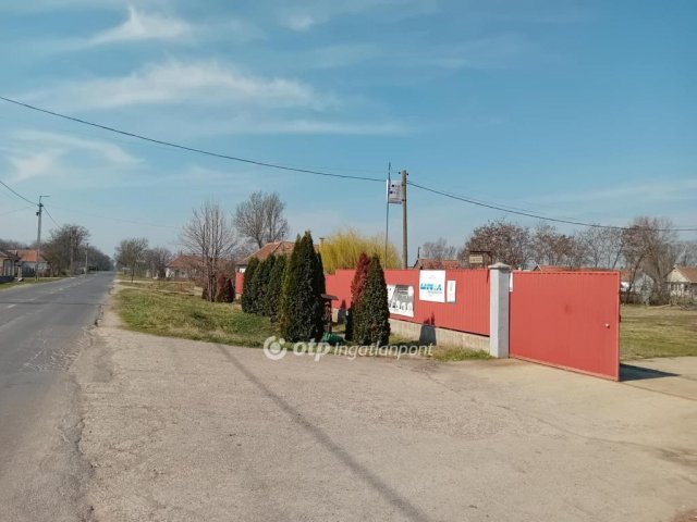 Kiadó üzlethelyiség, Berekböszörményen 200 E Ft / hó