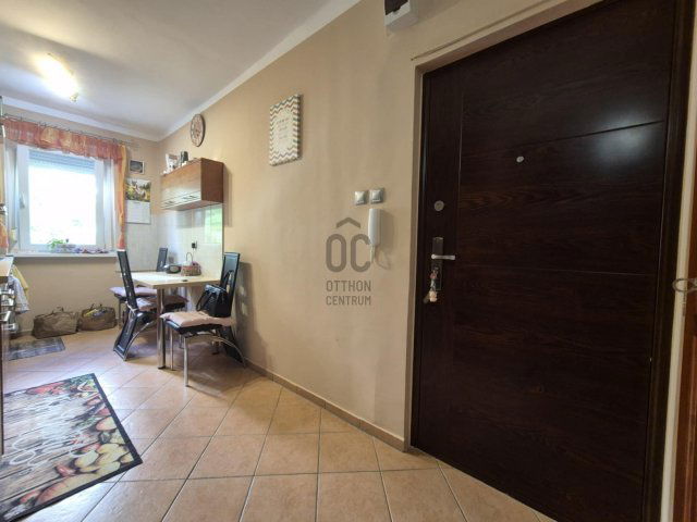 Eladó panellakás, Komlón 26.99 M Ft, 2 szobás