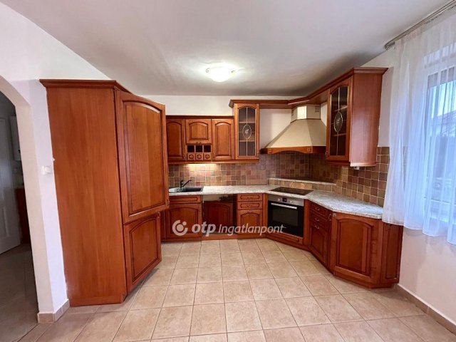 Eladó téglalakás, Győrött 95 M Ft, 1+3 szobás