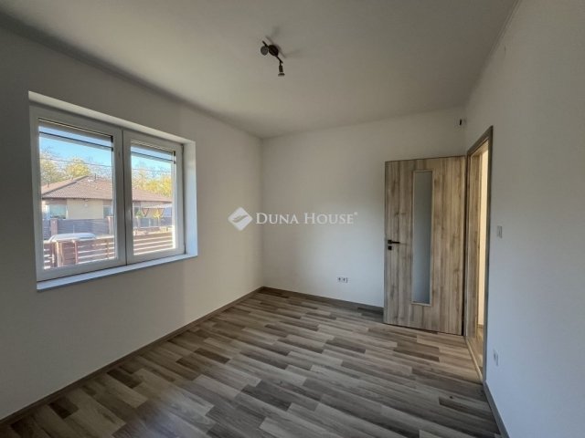 Eladó ikerház, Nagytarcsán 130.7 M Ft, 4 szobás