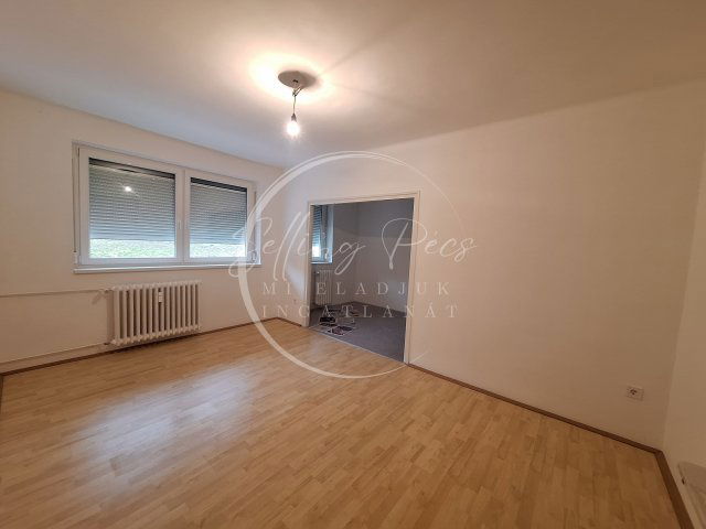 Eladó téglalakás, Komlón 24.5 M Ft, 1+1 szobás