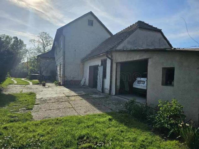 Eladó családi ház, Győrött 89 M Ft, 12 szobás