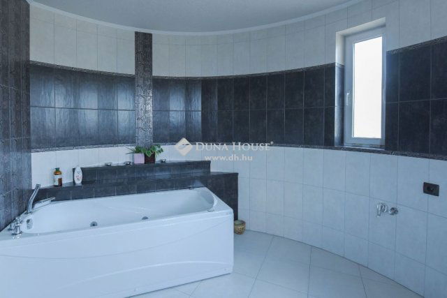 Eladó családi ház, Kecskeméten 215 M Ft, 3 szobás