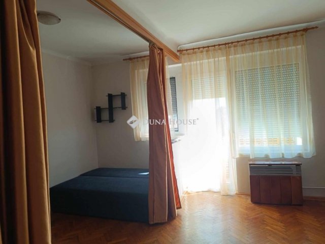 Kiadó téglalakás, albérlet, Pécsett 130 E Ft / hó, 1 szobás