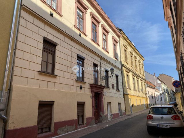 Kiadó téglalakás, albérlet, Pécsett 150 E Ft / hó, 3 szobás