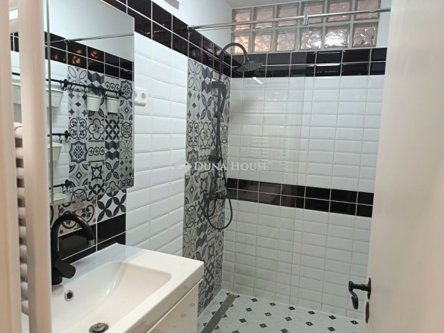 Eladó téglalakás, Vácon 72.5 M Ft, 3 szobás