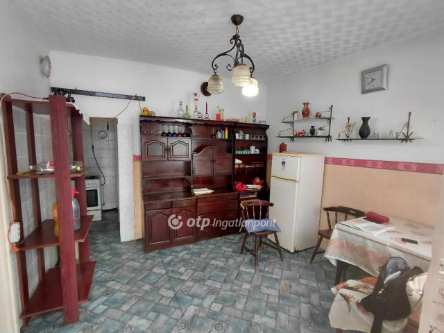 Eladó családi ház, Hatvanban 42 M Ft, 3 szobás