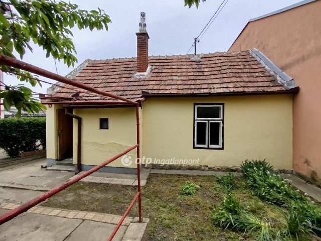 Eladó családi ház, Pécsett 18.99 M Ft, 1 szobás