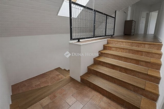 Eladó családi ház, Fóton 262.28 M Ft, 10 szobás