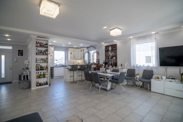 Eladó téglalakás, Törökbálinton 194.9 M Ft, 4 szobás