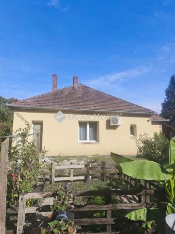 Eladó családi ház, Pécsett 64.9 M Ft, 3 szobás