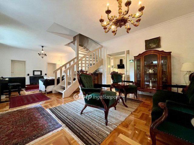 Eladó családi ház, Nyíregyházán 250 M Ft, 8+1 szobás