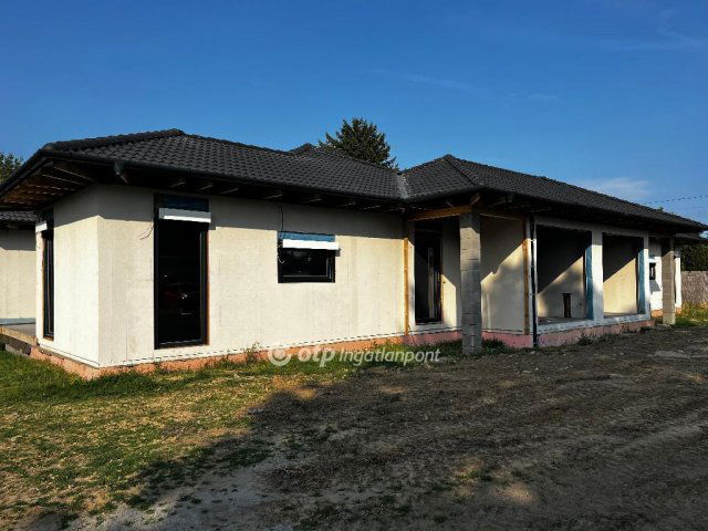 Eladó ikerház, Cegléden 135 M Ft, 4 szobás