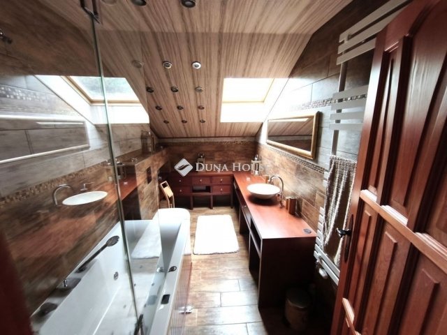 Eladó családi ház, Pilisszentivánon 265 M Ft, 7 szobás