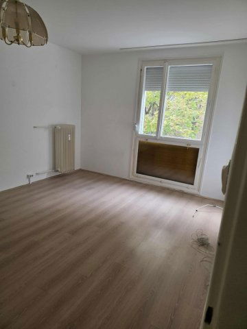 Kiadó panellakás, albérlet, Pécsett 120 E Ft / hó, 1+1 szobás