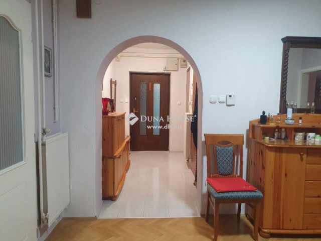 Eladó családi ház, Pécsett 165 M Ft, 8 szobás