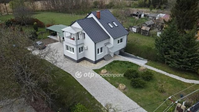 Eladó családi ház, Pápán 129.9 M Ft, 3+4 szobás