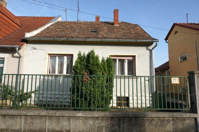 Eladó családi ház, Győrött 59.5 M Ft, 2 szobás